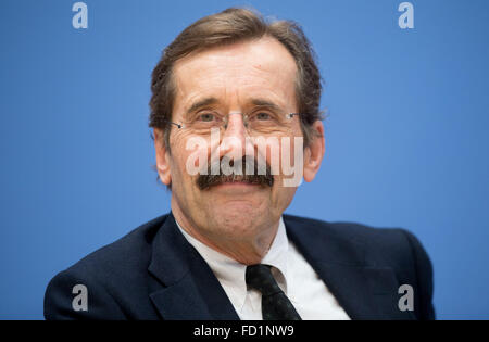 Berlin, Deutschland. 27. Januar 2016. Vorstandsmitglied von Transparency International, Caspar von Hauenschild, präsentiert (Corruption Perception Index, CPI) auf einer Pressekonferenz in Berlin, Deutschland, 27. Januar 2016. Foto: KAY NIETFELD/Dpa/Alamy Live News Stockfoto