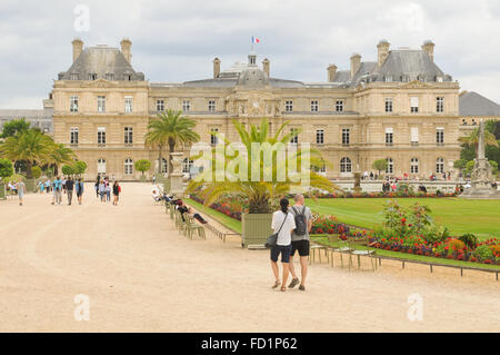 Paris, Frankreich - 7. Juli 2015: Touristen bewundern das Panorama der wunderschönen Gärten des Luxembourg in Paris, Frankreich im Sommer Stockfoto