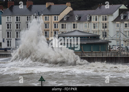 Aberystwyth, Wales, UK. 27. Januar 2016. Die Reste des Sturms Jonas weiterhin orkanartigen Winden heute Wales und im Westen des Vereinigten Königreichs zu bringen. Die riesige Swell aus dem Sturm, kombiniert mit einer Flut von 5,1 m heute Morgen produziert riesige Wellen um die Promenade und Meer Abwehr rund um die Stadt neue Musikpavillon Phot Credit Teig: Keith Morris/Alamy Live News Stockfoto