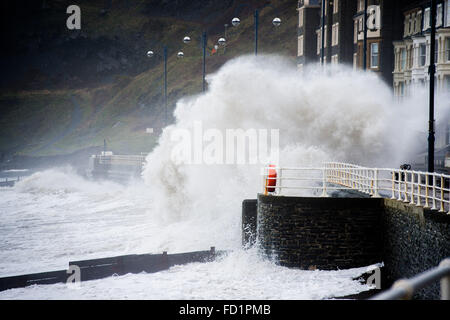 Aberystwyth, Wales, UK. 27. Januar 2016. Die Reste des Sturms Jonas weiterhin orkanartigen Winden heute Wales und im Westen des Vereinigten Königreichs zu bringen. Die riesige Swell aus dem Sturm, kombiniert mit einer Flut von 5,1 m heute Morgen produziert riesige Wellen um die Promenade und Meer Abwehr rund um die Stadt neue Musikpavillon Phot Credit Teig: Keith Morris/Alamy Live News Stockfoto