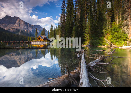 Emerald Lake und Emerald Lake lodge, von der Küste aus gesehen. Emerald Lake, Yoho Nationalpark, Britisch-Kolumbien, Kanada. Stockfoto