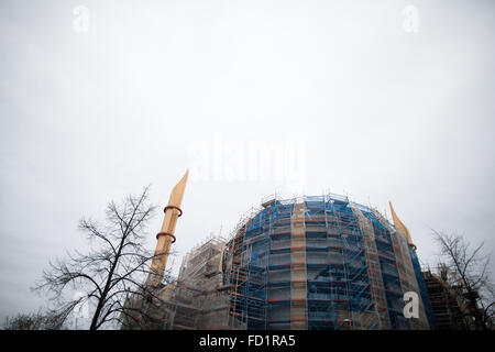 Köln, Deutschland. 27. Januar 2016. Die Zentralmoschee der türkisch-Islamische Union für religiöse Angelegenheiten (DITIB) ist umgeben von Gerüsten aufgrund eines Lecks in Köln, 27. Januar 2016. Das äußere ist gereinigt und dann wasserabweisend gemacht werden. Die Eröffnung war ursprünglich für 2012 geplant aber aufgrund von Baumängeln auf unbestimmte Zeit verschoben wurde. Foto: Rolf Vennenbernd/Dpa/Alamy Live News Stockfoto