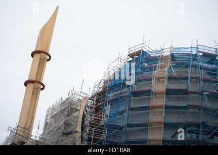 Köln, Deutschland. 27. Januar 2016. Die Zentralmoschee der türkisch-Islamische Union für religiöse Angelegenheiten (DITIB) ist umgeben von Gerüsten aufgrund eines Lecks in Köln, 27. Januar 2016. Das äußere ist gereinigt und dann wasserabweisend gemacht werden. Die Eröffnung war ursprünglich für 2012 geplant aber aufgrund von Baumängeln auf unbestimmte Zeit verschoben wurde. Foto: Rolf Vennenbernd/Dpa/Alamy Live News Stockfoto