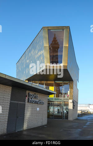 Touristisches Informationszentrum auf Blackpool Promenade mit Blackpool Tower spiegelt sich in dem großen Fenster Stockfoto