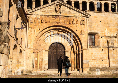 Detail der Tür der Kirche von Santa Juliana in Santilana See in dem die Figur eines sitzenden Pantokrator. Stockfoto