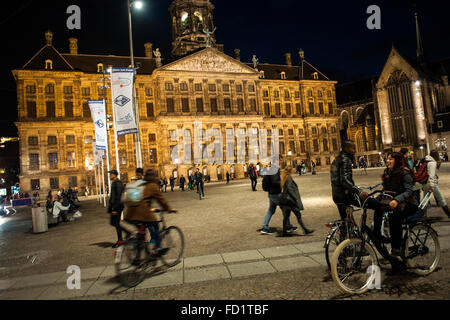 Nachtansicht des Koninklijk Paleis (Königlicher Palast) befindet sich in Amsterdams berühmten Dam Stockfoto