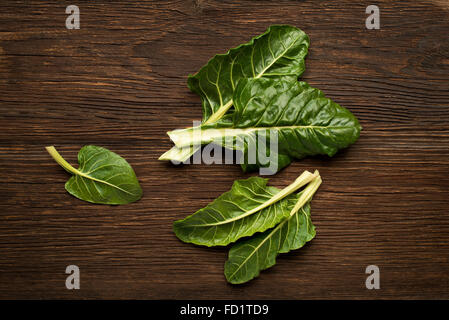 Frischen Mangold lässt auf einen hölzernen Hintergrund. Stockfoto