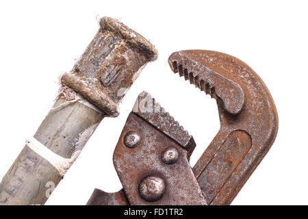 Sanitär-Werkzeuge liegen alte Rohre und Armaturen Stockfoto