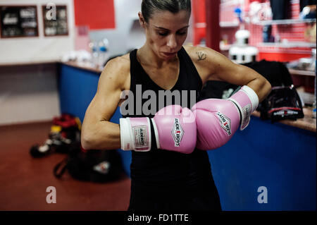 Marian Concentrada antes de Empezar UN-Combate de Boxeo de el Club de Boxeo de Elche. Stockfoto