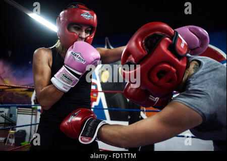 Marian y Fatima Marti Durante UN-Combate de Boxeo de el Club de Boxeo de Elche. Stockfoto