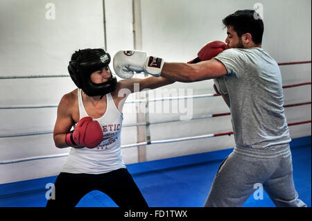 Combate de Entrenamiento De La Boxeadora Pilar De La Horadada con Su Entrenador En el Club Alicantino de Boxeo La Familia Stockfoto