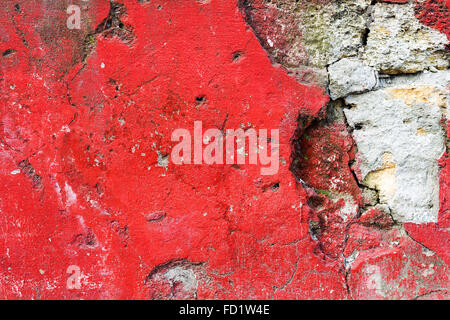 Schmutzige Betonwand mit roten Flecken Wasserflecken, Risse und Kratzer. Grunge Betonoberfläche. Große Hintergrund oder Textur für Stockfoto
