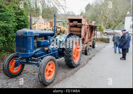 Jahrgang 1940 Fordson Benzin und Petroleum betriebene Traktor und ein 30er Garvie Dreschmaschine in West Cork, Irland. Stockfoto