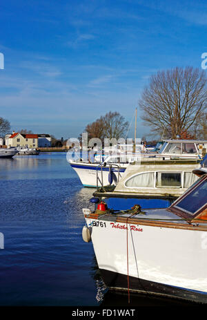 Eine Reihe von Boote vertäut Heck-auf in den Kai von Beccles, Suffolk, England, Vereinigtes Königreich. Stockfoto