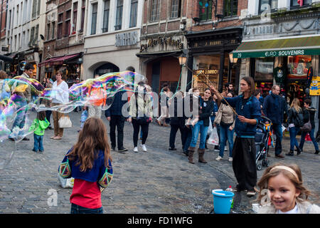 A Street-Artist macht Riesenseifenblasen rund um Grand in Brüssel Stockfoto