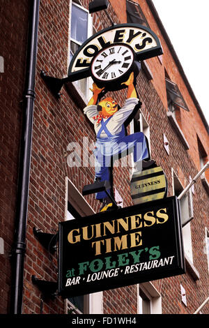 Irland, Dublin, Foleys Bar-Schild Stockfoto