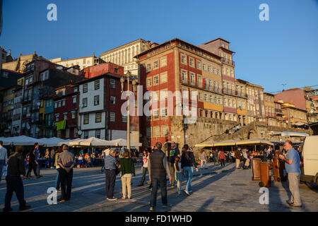 Cafés, Läden und Häuser am Flussufer in der Nähe von dem Dom Luís ich zu, in der historischen mittelalterlichen Ribeira am Fluss Bezirk Porto überbrücken Stockfoto