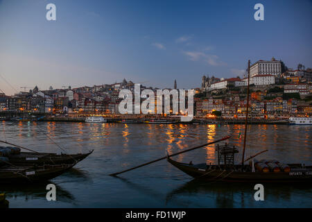 Rabelo Boote mit Fässern des Hafens am Fluss Douro, Suche Porto, Portugal-über den Fluss von Gaia bis Porto in der Nacht Stockfoto