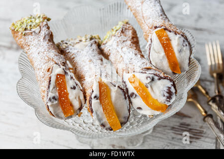 Cannoli Siciliani (Tiefe frittierten Teig Rollen gefüllt mit Ricotta-Creme, Italien) Stockfoto