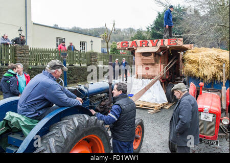 Historische Garvie Dreschmaschine wird durch einen Fordson Major Traktor beim Dreschen Demonstration mit Strom versorgt. Stockfoto