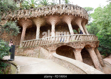 Verschiedene Standorte im Parc Güell, Barcelona. Ein ausgewiesenen World Heritage Site und wichtige touristische Attraktion für den Reisenden. Stockfoto