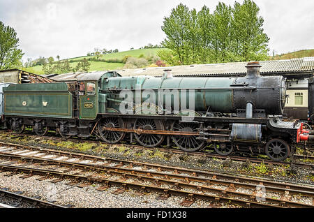 Nr. 4920 DUMBLETON HALL stehen im Leerlauf auf einem Abstellgleis in Buckfastleigh Bahnhof Stockfoto