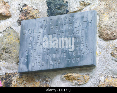 Wand-Plakette gewidmet Dorothy (Dolly) Pentreath, Mousehole Dorf, Cornwall, England, Vereinigtes Königreich Stockfoto