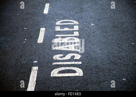 Deaktivieren Sie Parkplatz Bucht Straßenmarkierung auf Asphaltstraße Oberfläche Stockfoto