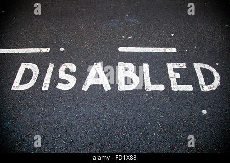 Deaktivieren Sie Parkplatz Bucht Straßenmarkierung auf Asphaltstraße Oberfläche Stockfoto