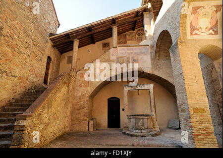 Innenhof (14. Jahrhundert), Palazzo del Popolo, Stadtmuseum, San Gimignano, Toskana, Italien Stockfoto