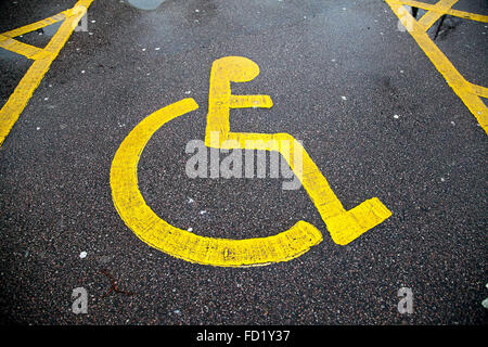 Gemalte Ikone der gelben Rollstuhl in einer Parkbucht deaktivieren Stockfoto