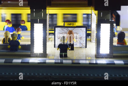 Berlin, Deutschland. 27. Januar 2016. Eine Miniatur-Version von der zukünftigen u-Bahnstation "Museumsinsel" wird zusammen mit der weltweit ersten treibende u-Bahn gemacht von LEGO im Legoland Discovery Cenre in Berlin, Deutschland, 27. Januar 2016 dargestellt. In Wirklichkeit wird die u-Bahn-Linie U5 zuerst in 2019 oder 2020 vorbereitet. Der Mini Metro in einem 01:45, die Skala aus 500.000 Legosteinen und 20 Meter Gleise. Foto: JENS KALAENE/Dpa/Alamy Live News Stockfoto