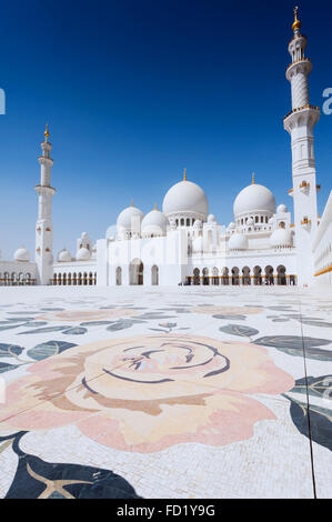 Blick auf verzierten Innenhof der Scheich-Zayid-Moschee in Abu Dhabi Vereinigte Arabische Emirate Stockfoto