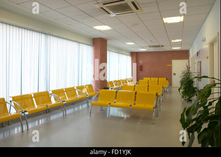 Krankenhaus Wartebereich mit gelben Metall Stühlen. Horizontale. Stockfoto