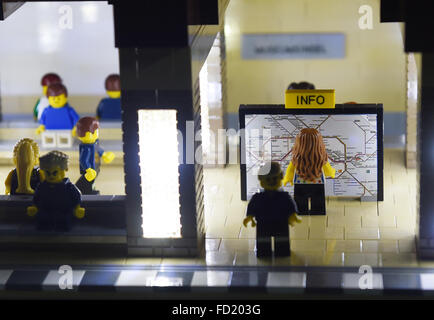 Berlin, Deutschland. 27. Januar 2016. Eine Miniatur-Version von der zukünftigen u-Bahnstation "Museumsinsel" wird zusammen mit der weltweit ersten treibende u-Bahn gemacht von LEGO im Legoland Discovery Cenre in Berlin, Deutschland, 27. Januar 2016 dargestellt. In Wirklichkeit wird die u-Bahn-Linie U5 zuerst in 2019 oder 2020 vorbereitet. Der Mini Metro in einem 01:45, die Skala aus 500.000 Legosteinen und 20 Meter Gleise. Foto: JENS KALAENE/Dpa/Alamy Live News Stockfoto