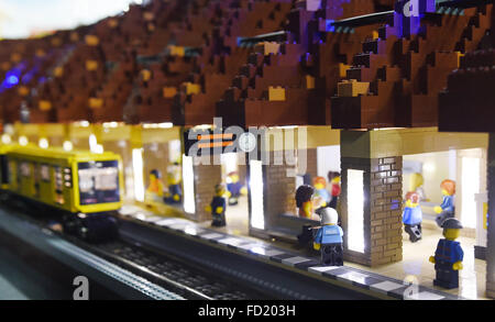 Berlin, Deutschland. 27. Januar 2016. Eine Miniatur-Version von der zukünftigen u-Bahnstation "Museumsinsel" wird zusammen mit der weltweit ersten treibende u-Bahn gemacht von LEGO im Legoland Discovery Cenre in Berlin, Deutschland, 27. Januar 2016 dargestellt. In Wirklichkeit wird die u-Bahn-Linie U5 zuerst in 2019 oder 2020 vorbereitet. Der Mini Metro in einem 01:45, die Skala aus 500.000 Legosteinen und 20 Meter Gleise. Foto: JENS KALAENE/Dpa/Alamy Live News Stockfoto