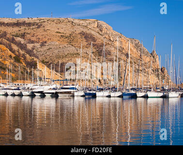 Yachten in einem spanischen Hafen. Stockfoto