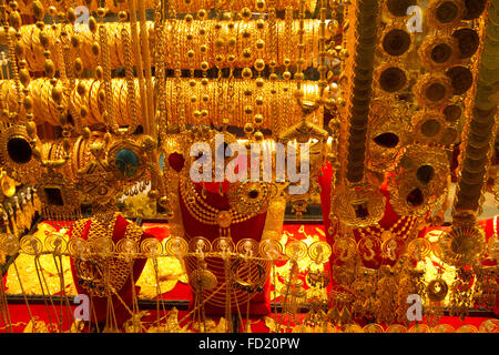 Arap gold - identische Anzeigen in gold Souks in all den arabischen Golfstaaten gesehen werden kann Stockfoto