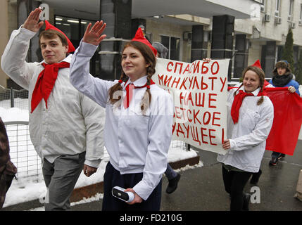 Kiew, Ukraine. 27. Januar 2016. Ukrainischen Aktivisten Dresed in Uniformen der sowjetische Pioniere, während ihrer Performance vor ukrainischen Kulturministerium in Kiew, Ukraine, 27. Januar 2016. Aktivisten protestieren gegen das Auftreten von russischen Künstlern auf die Ukraine TV, die für ihre Anti-Ukrainisch-Position bekannt sind und die Crimea Annexion durch Russland zu unterstützen. © Serg Glovny/ZUMA Draht/Alamy Live-Nachrichten Stockfoto