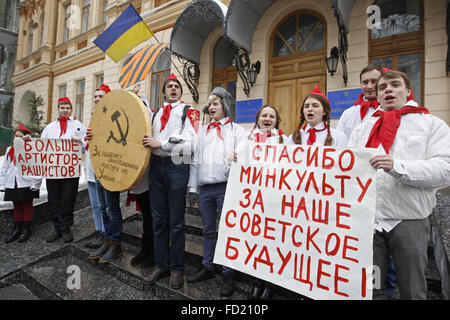 Kiew, Ukraine. 27. Januar 2016. Ukrainischen Aktivisten Dresed in Uniformen der sowjetische Pioniere Stand mit einer großen symbolischen Medaille mit Text '' zur Unterstützung der Besetzung Kultur in der Ukraine'', während ihrer Performance vor ukrainischen Kulturministerium in Kiew, Ukraine, 27. Januar 2016. Aktivisten protestieren gegen das Auftreten von russischen Künstlern auf die Ukraine TV, die für ihre Anti-Ukrainisch-Position bekannt sind und die Crimea Annexion durch Russland zu unterstützen. © Serg Glovny/ZUMA Draht/Alamy Live-Nachrichten Stockfoto