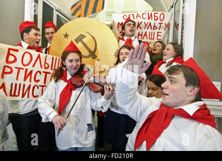 Kiew, Ukraine. 27. Januar 2016. Ukrainischen Aktivisten Dresed in Uniformen der sowjetische Pioniere, während ihre Leistung innerhalb des ukrainischen Ministeriums für Kultur, in Kiew, Ukraine, 27. Januar 2016. Aktivisten protestieren gegen das Auftreten von russischen Künstlern auf die Ukraine TV, die für ihre Anti-Ukrainisch-Position bekannt sind und die Crimea Annexion durch Russland zu unterstützen. © Serg Glovny/ZUMA Draht/Alamy Live-Nachrichten Stockfoto