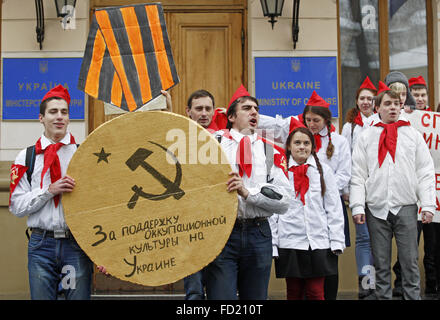 Kiew, Ukraine. 27. Januar 2016. Ukrainischen Aktivisten Dresed in Uniformen der sowjetische Pioniere Stand mit einer großen symbolischen Medaille mit Text '' zur Unterstützung der Besetzung Kultur in der Ukraine'', während ihrer Performance vor ukrainischen Kulturministerium in Kiew, Ukraine, 27. Januar 2016. Aktivisten protestieren gegen das Auftreten von russischen Künstlern auf die Ukraine TV, die für ihre Anti-Ukrainisch-Position bekannt sind und die Crimea Annexion durch Russland zu unterstützen. © Serg Glovny/ZUMA Draht/Alamy Live-Nachrichten Stockfoto