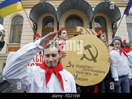 Kiew, Ukraine. 27. Januar 2016. Ukrainischen Aktivisten Dresed in Uniformen der sowjetische Pioniere Stand mit einer großen symbolischen Medaille mit Text '' zur Unterstützung der Besetzung Kultur in der Ukraine'', während ihrer Performance vor ukrainischen Kulturministerium in Kiew, Ukraine, 27. Januar 2016. Aktivisten protestieren gegen das Auftreten von russischen Künstlern auf die Ukraine TV, die für ihre Anti-Ukrainisch-Position bekannt sind und die Crimea Annexion durch Russland zu unterstützen. © Serg Glovny/ZUMA Draht/Alamy Live-Nachrichten Stockfoto