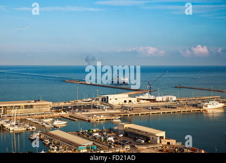 Balearia Fähre von Ibiza kehrt zurück zum Hafen von Denia, Spanien. Stockfoto