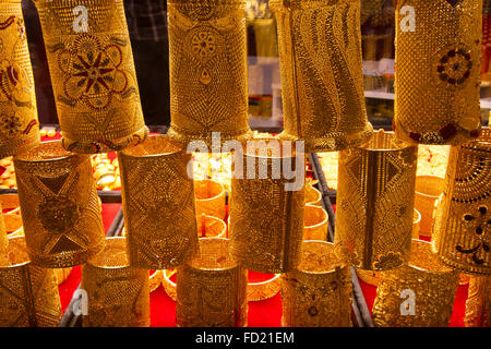 Arap gold - identische Anzeigen in gold Souks in all den arabischen Golfstaaten gesehen werden kann Stockfoto