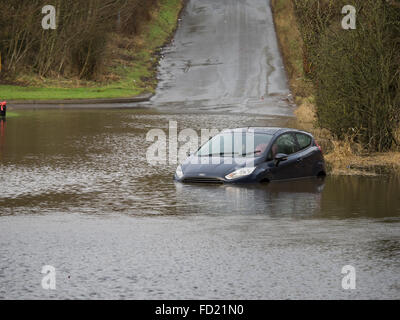 Glasgow, Vereinigtes Königreich. 27. Januar 2016. Fahrer ertappt von schweren Überschwemmungen Fahrzeug aufgeben. Bildnachweis: Alan Robertson/Alamy Live-Nachrichten Stockfoto