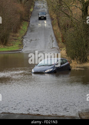 Glasgow, Vereinigtes Königreich. 27. Januar 2016. Fahrer ertappt von schweren Überschwemmungen Fahrzeug aufgeben. Bildnachweis: Alan Robertson/Alamy Live-Nachrichten Stockfoto