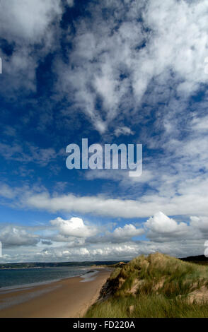 Blick über Whiteford Sands in Richtung Burry Port, die Gower-Halbinsel, Süd-Wales, UK. Es ist blauer Himmel mit helle Wolke. Stockfoto