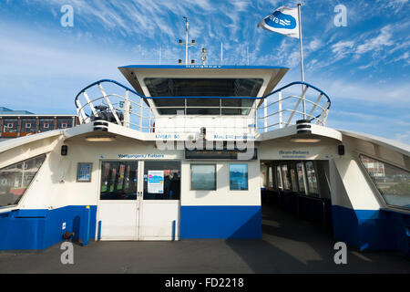 GVB Ferry / kostenlose Fähre überquert Fluss IJ zwischen Amsterdam Central Station & NDSM Wharf / Werf in niederländischen Hauptstadt Niederlande Holland Stockfoto