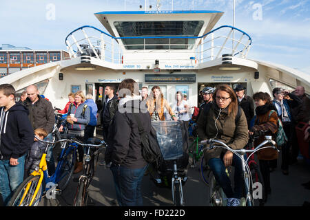 GVB Ferry / kostenlose Fähre überquert Fluss IJ zwischen Amsterdam Central Station & NDSM Wharf / Werf in niederländischen Hauptstadt Niederlande Holland Stockfoto